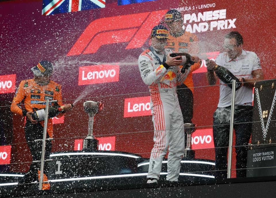 　シャンパンファイトし喜ぶレッドブル・ホンダのマックス・フェルスタッペン。左は２位のマクラーレン・メルセデスのランド・ノリス。奥は３位のオスカー・ピアストリ（撮影・神子素慎一）