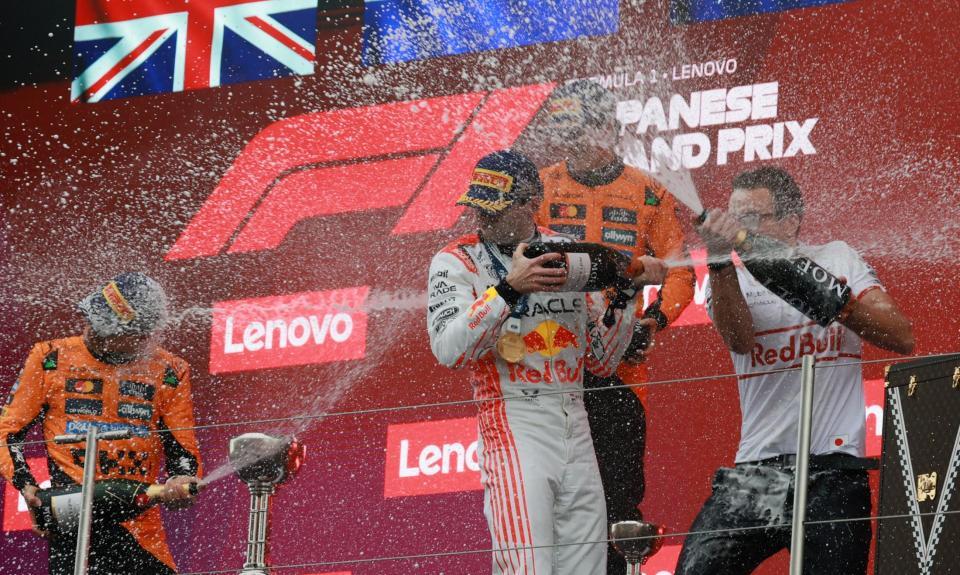 　シャンパンファイトし喜ぶレッドブル・ホンダのマックス・フェルスタッペン。左は２位のマクラーレン・メルセデスのランド・ノリス。奥は３位のオスカー・ピアストリ（撮影・神子素慎一）