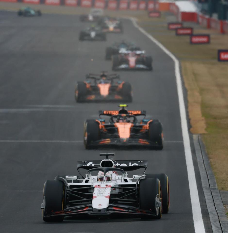 　１コーナーに飛び込むレッドブル・ホンダのマックス・フェルスタッペン。（手前２代目から）マクラーレン・メルセデスのランド・ノリス、オスカー・ピアストリ（撮影・神子素慎一）