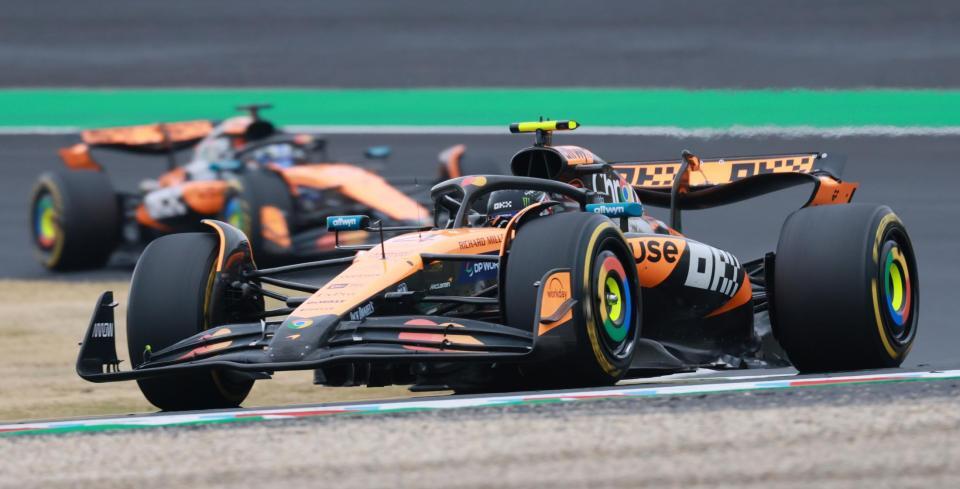 　２コーナーを抜けるマクラーレン・メルセデスのランド・ノリス。奥はマクラーレン・メルセデスのオスカー・ピアストリ（撮影・神子素慎一）