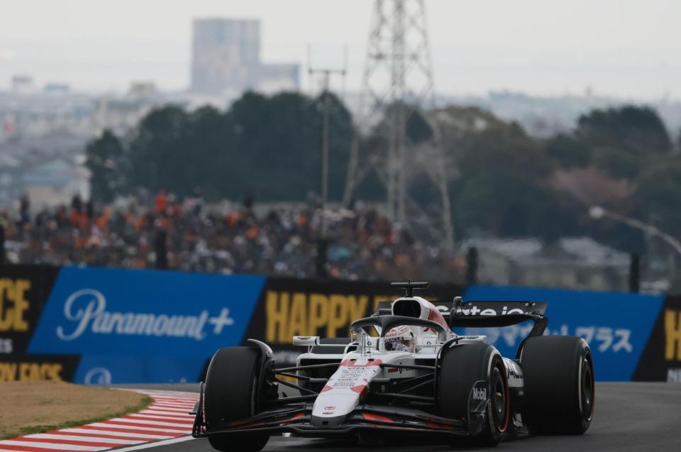 　鈴鹿市街を背に力走するレッドブル・ホンダのマックス・フェルスタッペン（撮影・神子素慎一）