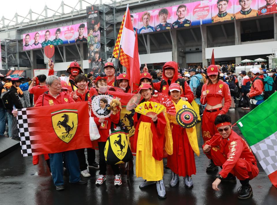 　記念撮影するフェラーリファン（撮影・神子素慎一）