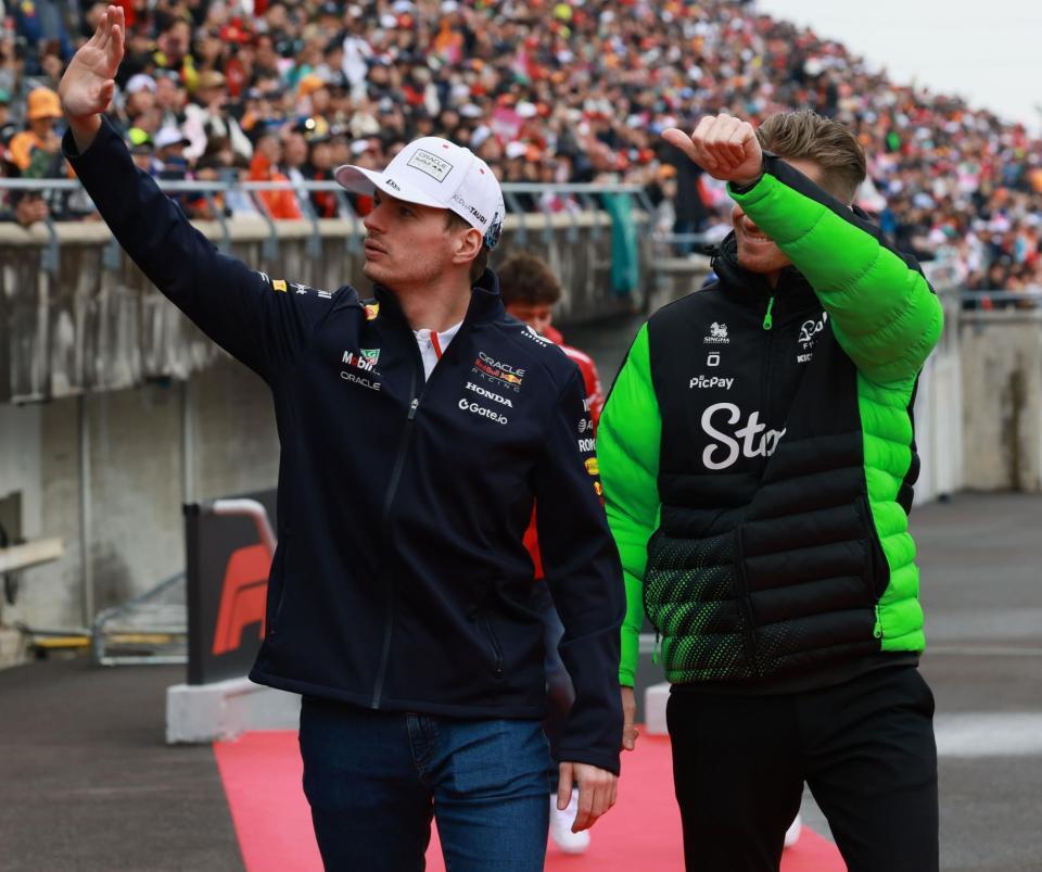 　レッドブル・ホンダのマックス・フェルスタッペン（左）とザウバー・フェラーリのニコ・ヒュルケンベルグ（撮影・神子素慎一）