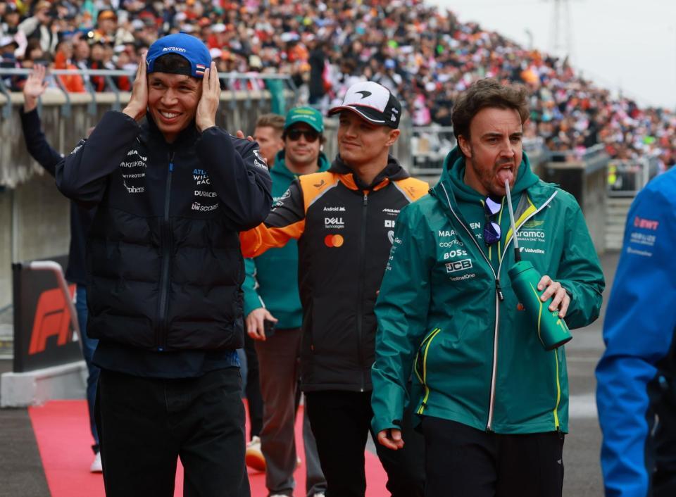 　ウイリアムズ・メルセデスのアレクサンダー・アルボン（左）とアストンマーティン・メルセデスのフェルナンド・アロンソ（撮影・神子素慎一）