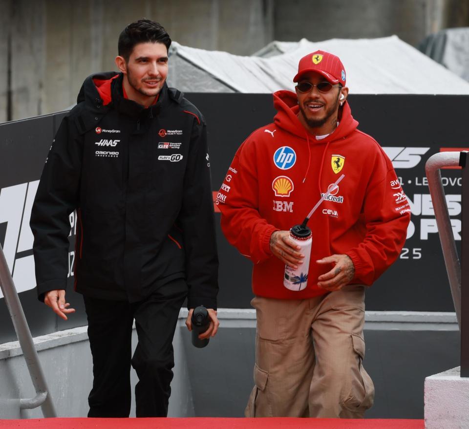 　ドライバーズパレードに参加したハース・フェラーリのエステバン・オコン（左）とフェラーリのルイス・ハミルトン（撮影・神子素慎一）