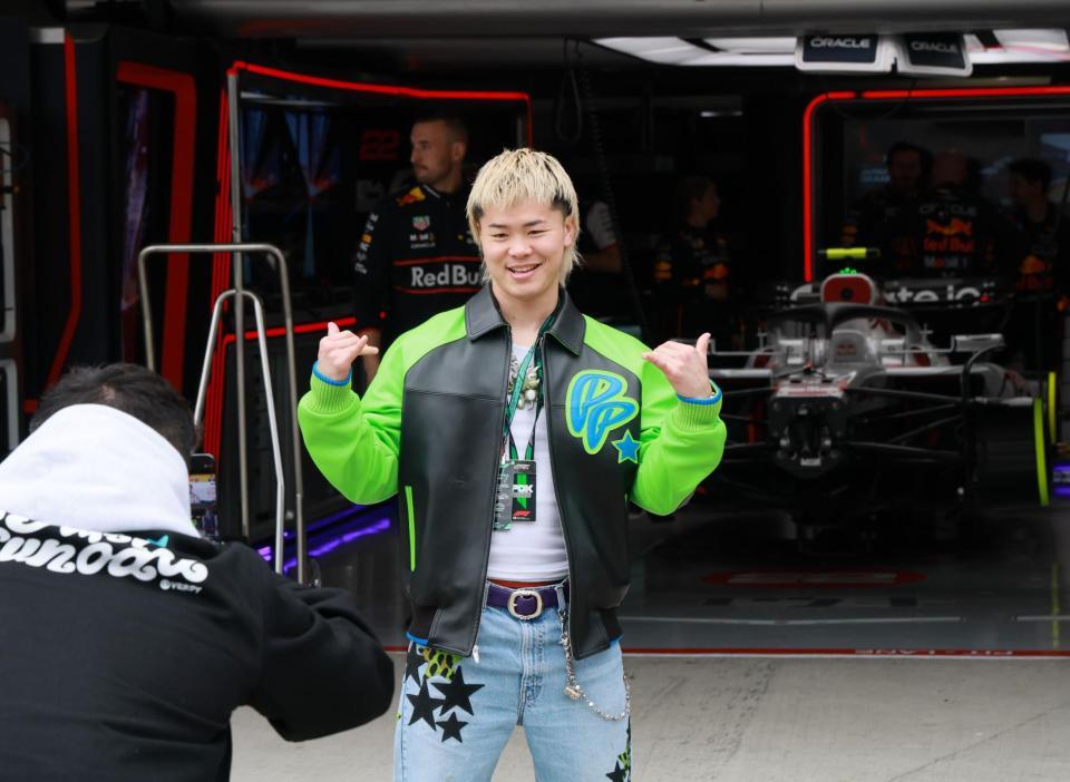 　レッドブル・ホンダの角田裕毅のマシンの前で記念撮影する那須川天心（撮影・神子素慎一）