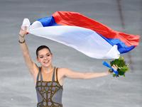 女子で優勝しロシア国旗を手に笑顔を見せるアデリナ・ソトニコワ＝ソチ（共同）
