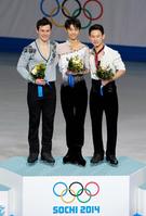 フィギュアスケート男子で金メダルを獲得し、笑顔の羽生結弦。左は銀のパトリック・チャン、右は銅のデニス・テン＝ソチ（共同）