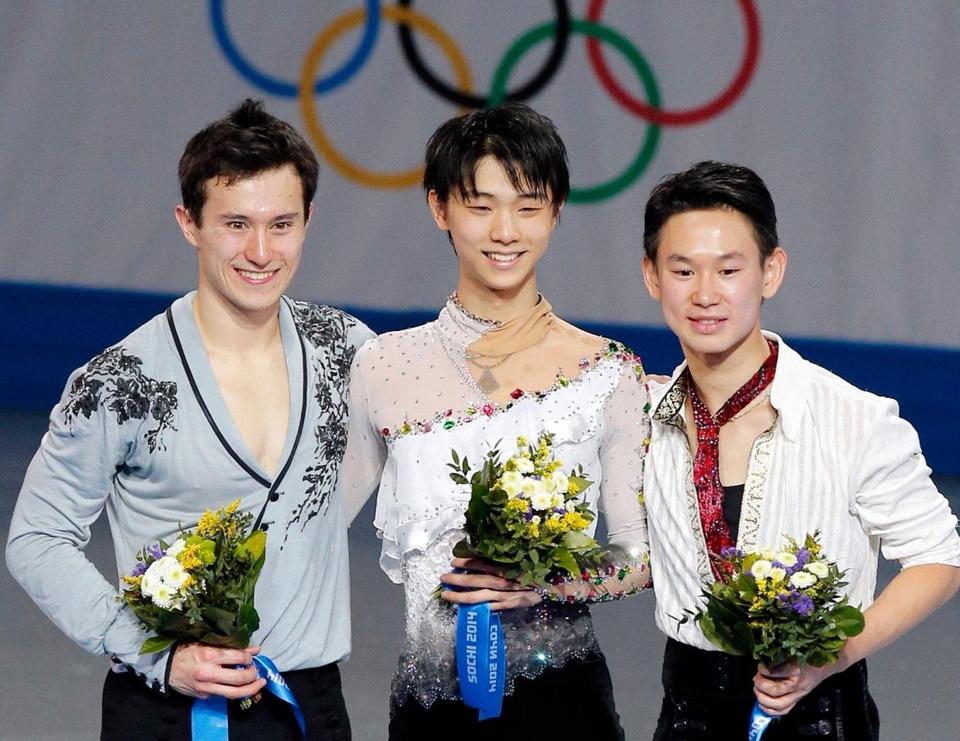 ソチ冬季五輪のフィギュアスケート男子で金メダルを獲得した羽生結弦。左は銀のパトリック・チャン、右は銅のデニス・テン＝14日、ソチ（共同）