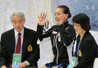 女子フリーの演技を終え、笑顔で手を振る浅田真央。左は佐藤信夫コーチ＝さいたまスーパーアリーナ