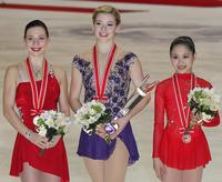 花束を手に笑顔を見せる（左から）２位のアリョーナ・レオノワ、優勝したグレーシー・ゴールド、３位の宮原知子