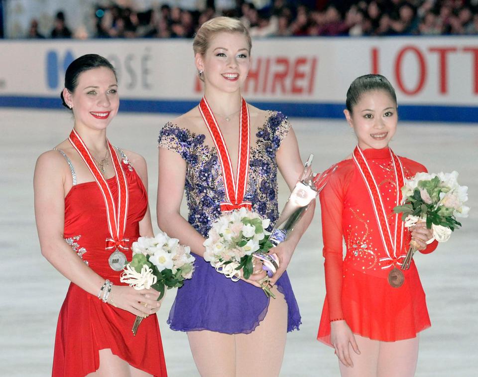 女子の表彰式で笑顔を見せる（左から）２位のアリョーナ・レオノワ、優勝したグレーシー・ゴールド、３位の宮原知子＝大阪なみはやドーム
