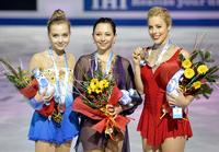 表彰式でメダルを手に笑顔の（左から）２位のエレーナ・ラジオノワ、優勝のエリザベータ・トゥクタミシェワ、３位のアシュリー・ワグナー＝バルセロナ（共同）