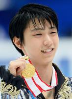全日本選手権で３連覇を達成、メダルを手に笑顔の羽生結弦＝長野市ビッグハット
