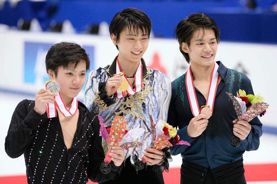 全日本フィギュアスケート選手権で優勝し、３連覇を達成した羽生結弦（中央）。左は２位の宇野昌磨、右は３位の小塚崇彦＝27日、長野市ビッグハット
