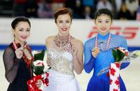 女子で３位となりメダルを掲げる永井優香（右）。中央は優勝したアシュリー・ワグナー、左は２位のエリザベータ・トゥクタミシェワ＝レスブリッジ（共同）