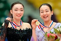 フィギュアスケート・グランプリシリーズ中国杯の表彰式で、メダルを手に笑顔の優勝した浅田真央（右）と２位の本郷理華＝７日、北京（共同）