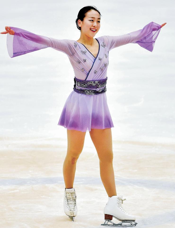 フィギュアスケートのグランプリシリーズ中国杯で女子フリーの演技を終え、笑顔の浅田真央。ＧＰ復帰戦を優勝で飾った（共同）
