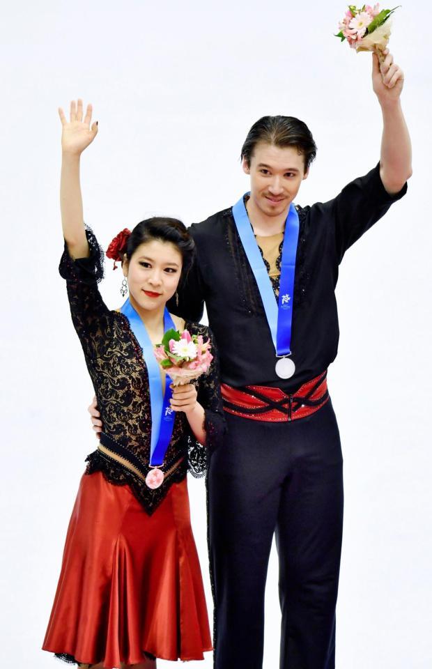 アイスダンスで銀メダルを獲得し、笑顔で歓声に応える村元（左）、リード組＝真駒内セキスイハイムアイスアリーナ