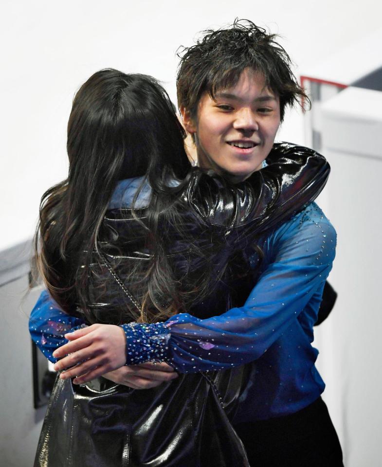男子ＳＰの演技を終え、樋口コーチ（左）と抱き合う宇野昌磨＝ヘルシンキ（共同）