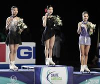 　表彰台でメダルを手にする、女子で優勝した宮原知子（中央）と２位の坂本花織（左）＝エバレット（共同）