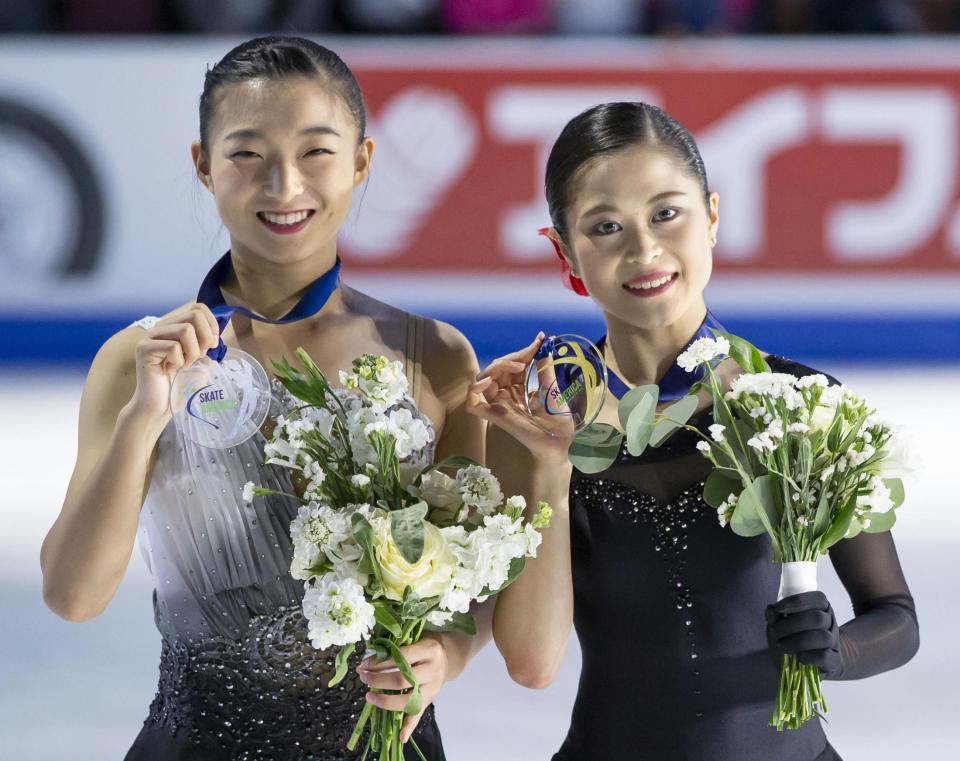 　メダルを手にポーズを取る、女子で優勝した宮原知子（右）と２位の坂本花織＝エバレット（共同）