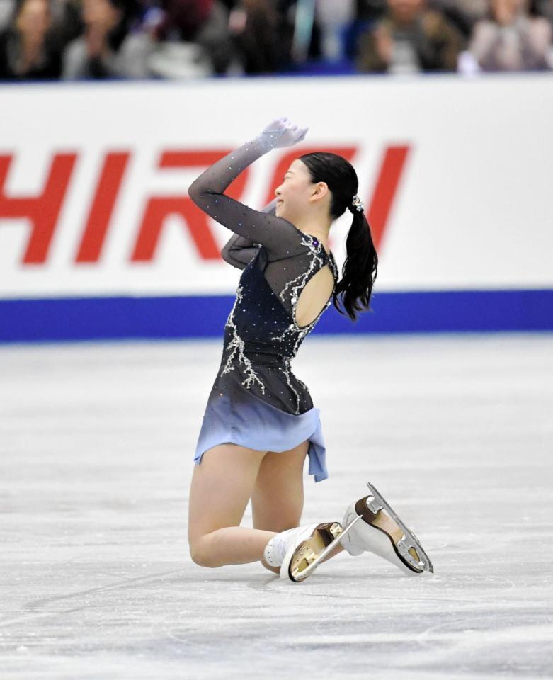 　会心のの演技にガッツポーズの紀平梨花（撮影・持木克友）