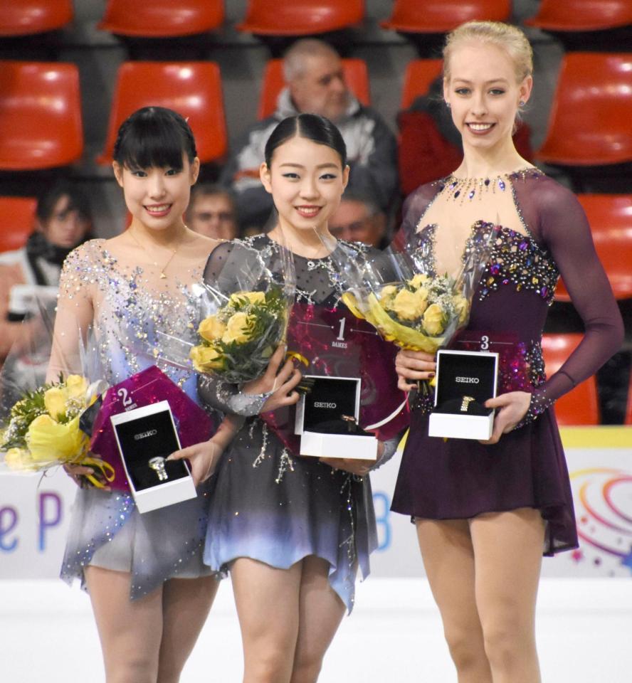 表彰台で笑顔を見せる（左から）２位の三原舞依、優勝した紀平梨花。右は３位のブレイディ・テネル＝グルノーブル（共同）