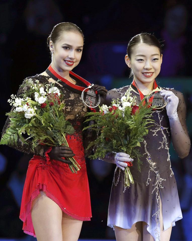 　ＧＰファイナル初出場で優勝し、表彰式で笑顔を見せる紀平梨花。左は２位のアリーナ・ザギトワ＝バンクーバー（共同）