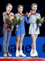 ジュニア女子で優勝したロシアのアリョーナ・コストルナヤ（中央）。左は２位のアレクサンドラ・トルソワ＝バンクーバー（共同）