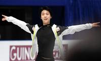 公式練習を終えて、おどけた表情を見せる羽生結弦（撮影・堀内翔）