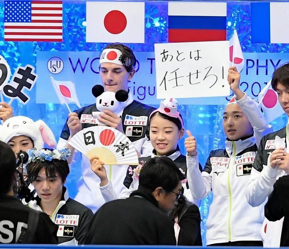 男子フリーを滑り終えた宇野昌磨（左下）を励ます紀平梨花と坂本花織＝マリンメッセ福岡（撮影・堀内翔）