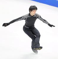 　フリーに向けた公式練習でジャンプの着氷を決める羽生結弦（撮影・堀内翔）