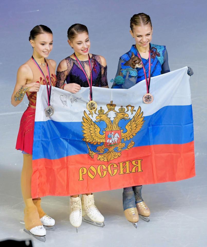 左から２位のシェルバコワ、優勝したコストルナヤ、３位のトルソワ＝イタリア・トリノのパラベラ（撮影・堀内翔）