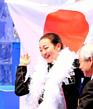 　採点を待つ間、日の丸の前でおどける浅田真央