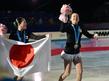 　日本は３位となり、笑顔でリンクを回る浅田真央（撮影・岩崎拓郎）