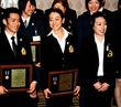 　連盟の表彰式で笑顔を見せる浅田真央（中）、左は高橋大輔、右に橋本聖子会長（高橋雅人撮影）