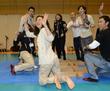 　候補選手チーム対抗のゲームで盛り上がる浅田真央（撮影・西岡　正）