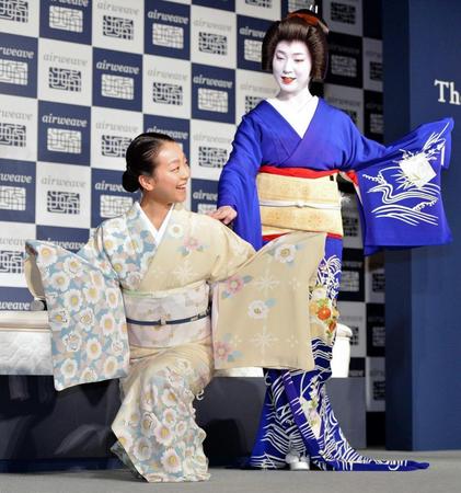 　エアウィーヴ新ＣＭで京舞踊に挑戦した浅田真央（左）