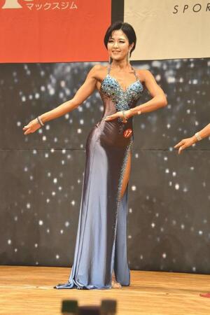 ドレスでポーズを決める松野選手