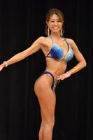 笑顔でポージングを決める松山ひなこ選手