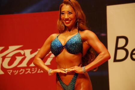 　ゲストポーズを決める安井友梨