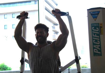 　ショルダープレスで追い込む伊吹選手（撮影協力：ゴールドジム十三店）