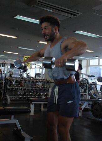 　サイドレイズをする伊吹選手（撮影協力：ゴールドジム十三店）