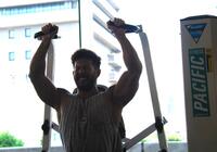 　ショルダープレスで追い込む伊吹選手（撮影協力：ゴールドジム十三店）