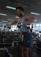 　サイドレイズをする伊吹選手（撮影協力：ゴールドジム十三店）