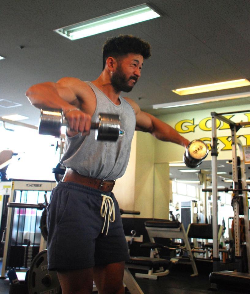 　サイドレイズをする伊吹選手（撮影協力：ゴールドジム十三店）