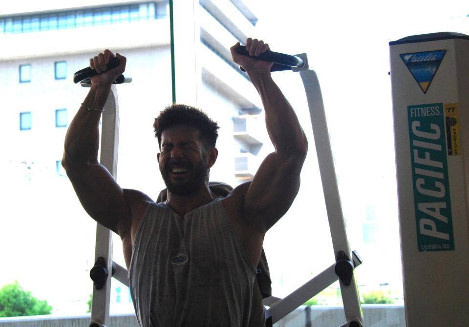 　ショルダープレスで追い込む伊吹選手（撮影協力：ゴールドジム十三店）