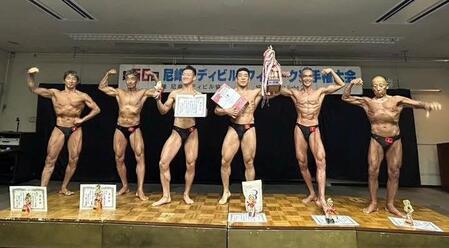 　ボディビル部門で優勝した田口選手（右から３番目）