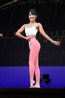 　サイドポーズを決める奥村アナ